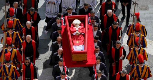 Procession brings Pope Francis to St. Peter’s Basilica ahead of Vatican funeral