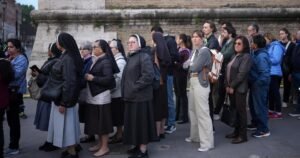 Vatican keeps St. Peter’s open all night as tens of thousands come to view Pope Francis