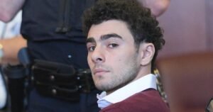 Mangione attorneys ask judge to stop federal prosecutors from seeking death penalty: “A political stunt.”