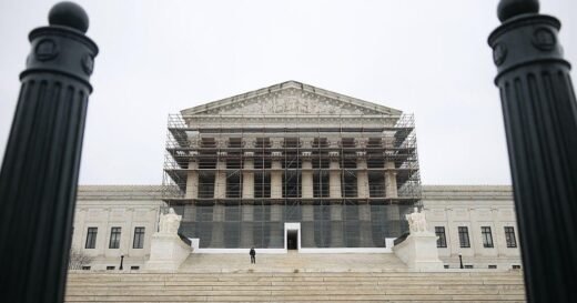Supreme Court temporarily blocks new deportations under Alien Enemies Act