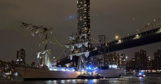 Brooklyn Bridge struck by Mexican navy training ship