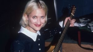Jill Sobule’s ‘I Kissed a Girl’ Is a Model for Queer Representation