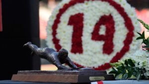 Baseball fans celebrate Pete Rose in Cincinnati after MLB’s shocking announcement