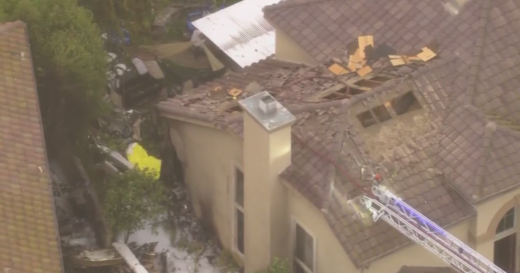 Pilot killed when small plane crashes into Simi Valley neighborhood