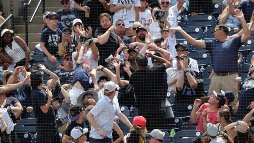 Dad makes incredible catch while daughter covers his eyes at Yankees game