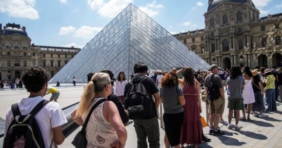 Louvre shut down by spontaneous staff strike over ‘untenable’ working conditions