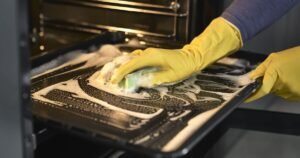Clean your oven without chemicals with 2 simple kitchen products