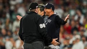 Yankees’ Aaron Boone throws gum in rage over controversial foul ball call