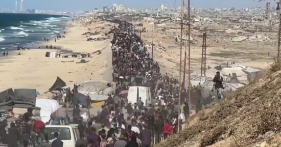 Palestinians return as Israeli troops pull back