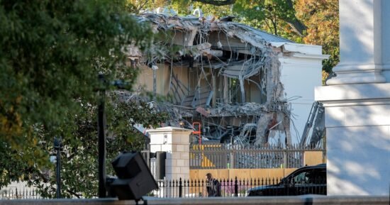 Crews Begin Tearing Down WH East Wing for Trump Ballroom
