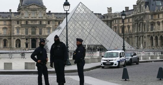 2 arrested over jewel heist at the Louvre, French prosecutors say