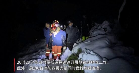 Some 900 stranded by blizzard at Mount Everest reach safety