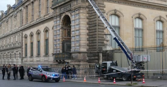 Thieves steal priceless jewels, Paris museum closed