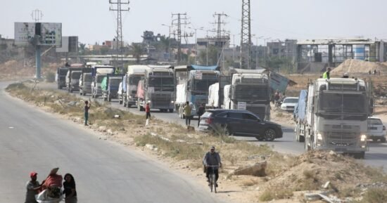 Aid trickles into Gaza; Israel receives 10th hostage body