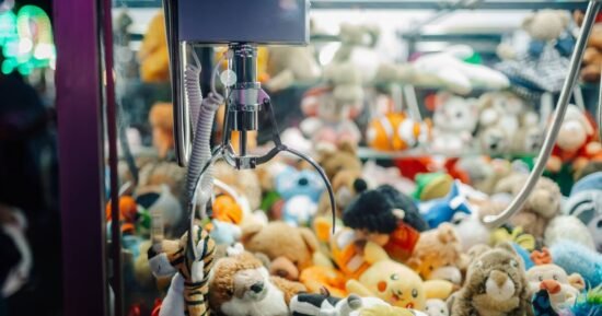 Dog tries to win plush toy at claw machine and people are floored