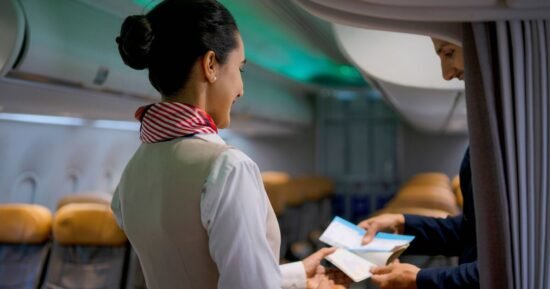 Flight attendant says never board plane without washing hair