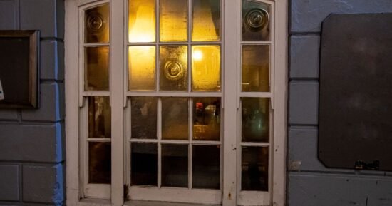 People amazed after learning why some windows have strange circles on them