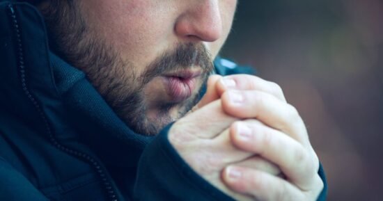 Doctor warns anyone whose hands and feet change colour in the cold