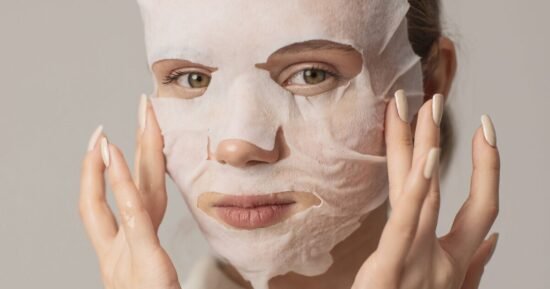 Woman warns against using face masks during air travel
