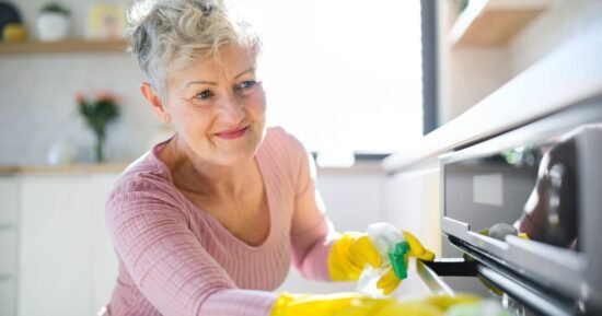 Clean oven with 14p method that sees ‘dirt come off’ with no scrubbing