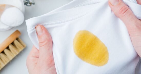 Remove stubborn oil stains from clothes by using 2 staple ingredients