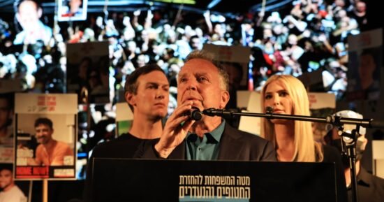 Crowd cheers for Trump and boos Netanyahu in Hostages Square