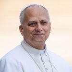 White Sox fan Pope Leo XIV jabs Cubs supporter during Vatican appearance