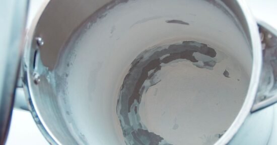 Limescale in the kettle quickly dissolves within minutes with 1 item – not lemon