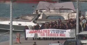 Protesting Greek farmers block largest northern port over delay in E.U. subsidies
