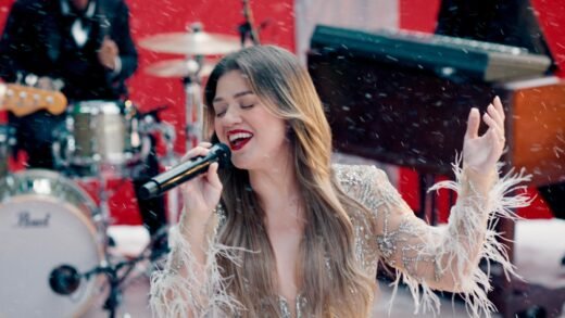 Kelly Clarkson Opens Netflix NFL Christmas With ‘Underneath the Tree’