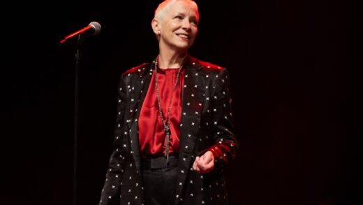 Annie Lennox Sings ‘Outlander’ Theme Song for Final Season: Premiere