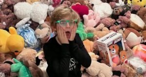 9-year-old delivers teddy bears to kids in the hospital