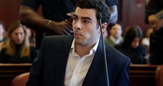 Luigi Mangione’s lawyers seek to block death penalty in pivotal NYC federal court hearing