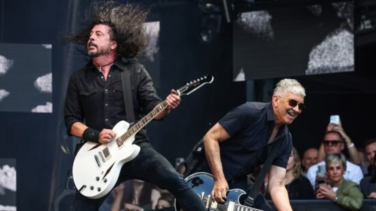 Foo Fighters Honor Injured Pat Smear at L.A. Gig