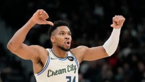Giannis Antetokounmpo boos Bucks fans amid trade rumors