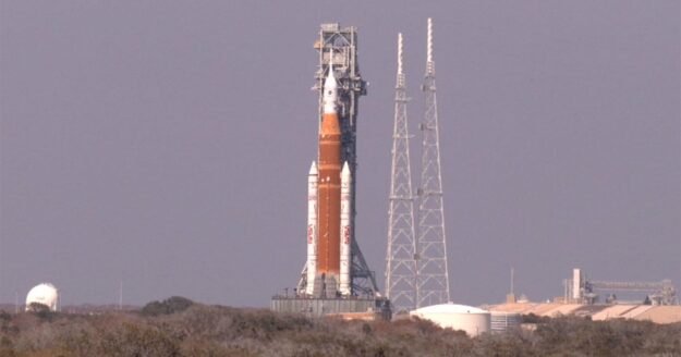 NASA hauls moon rocket off launch pad to fix another launch-delaying malfunction