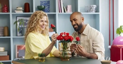 Lego bouquet of roses ‘lasts forever’ and has 25% off