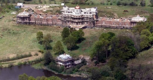 Abandoned country mansion ‘left to rot’ is ‘bigger than Buckingham Palace’