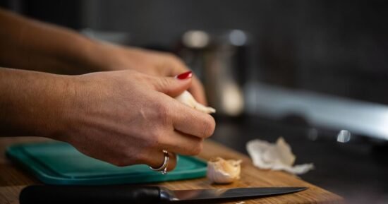 10 second mess-free way to peel garlic that’s ‘expert-approved’