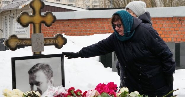 Alexey Navalny’s mom hopes for justice as Russia rejects dart frog poisoning assessment by European nations