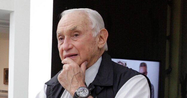 Les Wexner, longtime Epstein benefactor, tells Congress he was “duped by a world-class con man”