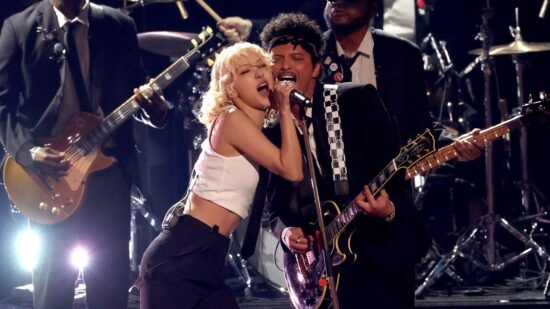 Bruno Mars and Rosé Bring Pop-Punk to the Grammys With ‘APT.’