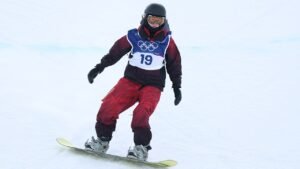 Chinese snowboarder crashes in halfpipe qualifying at Milan Cortina Olympics