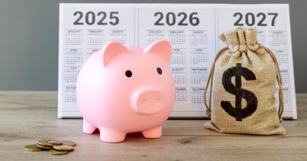 How much will a $10,000 CD account earn by 2027?