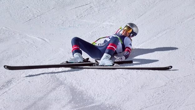 Lindsey Vonn undergoes surgery after hard crash, officials say
