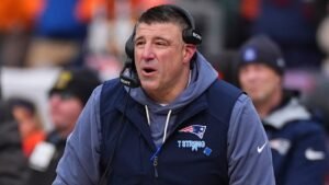 Patriots’ Mike Vrabel named Coach of the Year at NFL Honors