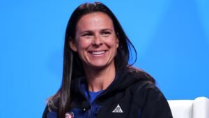 US hockey star Hilary Knight proposes to speedskater Brittany Bowe at Olympics