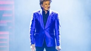 Barry Manilow Is Cancer Free After Undergoing Lung Surgery