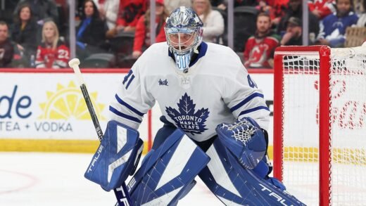 Maple Leafs goalie Anthony Stolarz hospitalized after puck hits throat