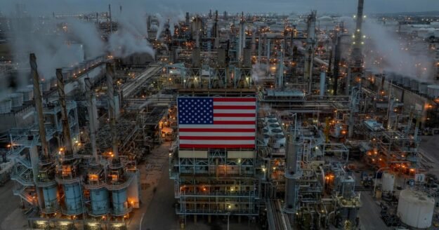 Experts, reports on the Strait of Hormuz and gas prices